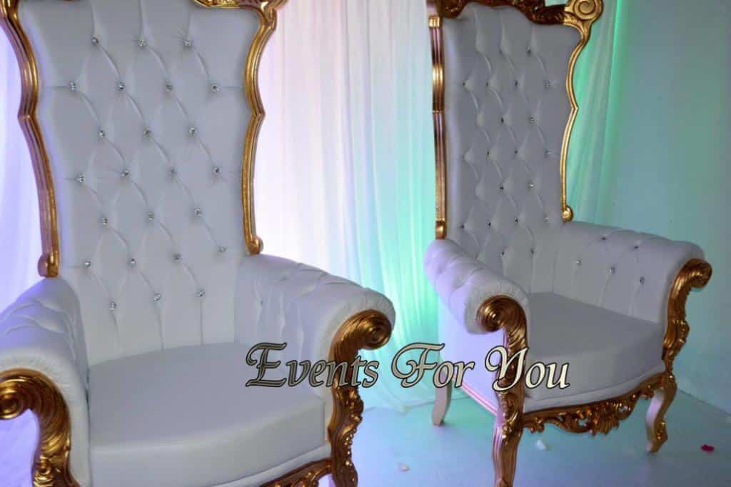 Chaises trônes blanches de luxe, capitonnées de strass, avec cadres dorés. Décor d'événement. Watermark: Events For You.